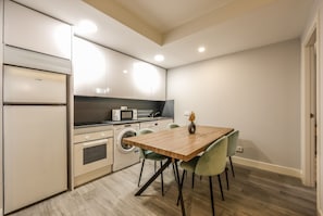 Fridge, microwave, oven, stovetop - Apartamento reformado en Arturo Soria de alquiler temporal (Madrid)