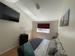 2 bedrooms, travel cot, WiFi, bed sheets