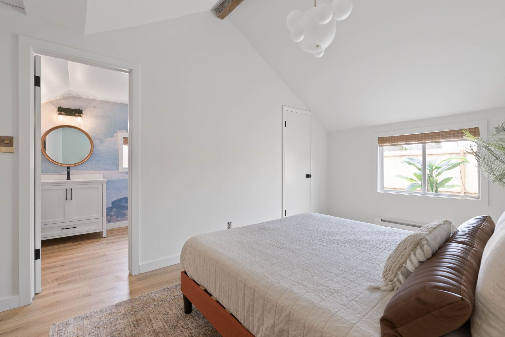 Fully Remodeled, Private Cottage--Sleeps 4!