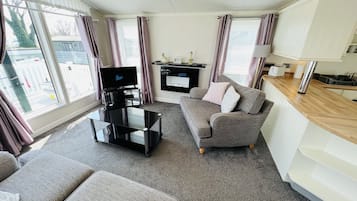 Televisión y chimenea