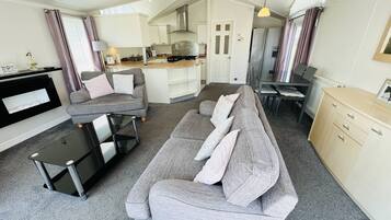 Televisión y chimenea