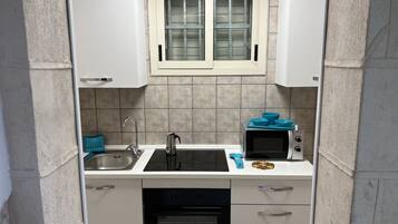 Køleskab, mikrobølgeovn, ovn, kogeplade