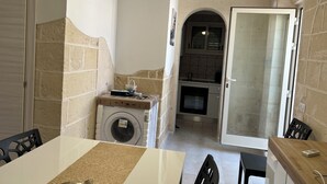 A compact kitchen with a built-in oven and a washing machine. - MELOGRANO apartment near sandy beach (Campomarino)