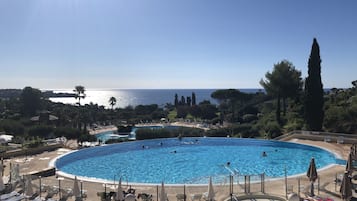 Una piscina al aire libre, una piscina climatizada