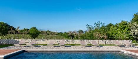 Una piscina al aire libre