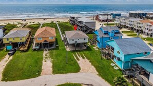 Un área residencial costera con casas y un muelle.