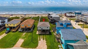 Zona residencial costera con casas, una playa y un muelle.