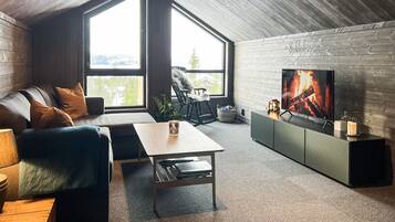 Smart TV, chimenea, futbolito