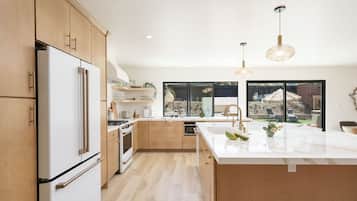 Frigorífic, microones, forn i placa de cuina