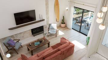 Smart-TV, Kamin, Videospiele, Tischtennisplatte