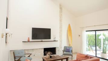 Smart-TV, Kamin, Videospiele, Tischtennisplatte