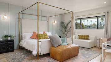 5 bedrooms, desk, iron/ironing board, travel crib