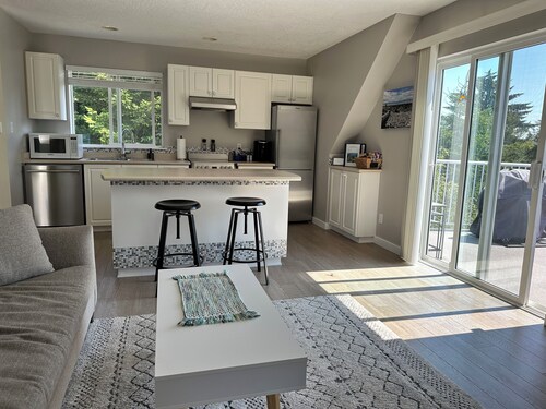 Cozy and Private West Coast Home