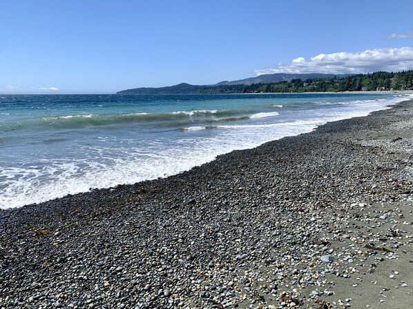 Beach towels - Cozy and Private West Coast Home (Sooke)