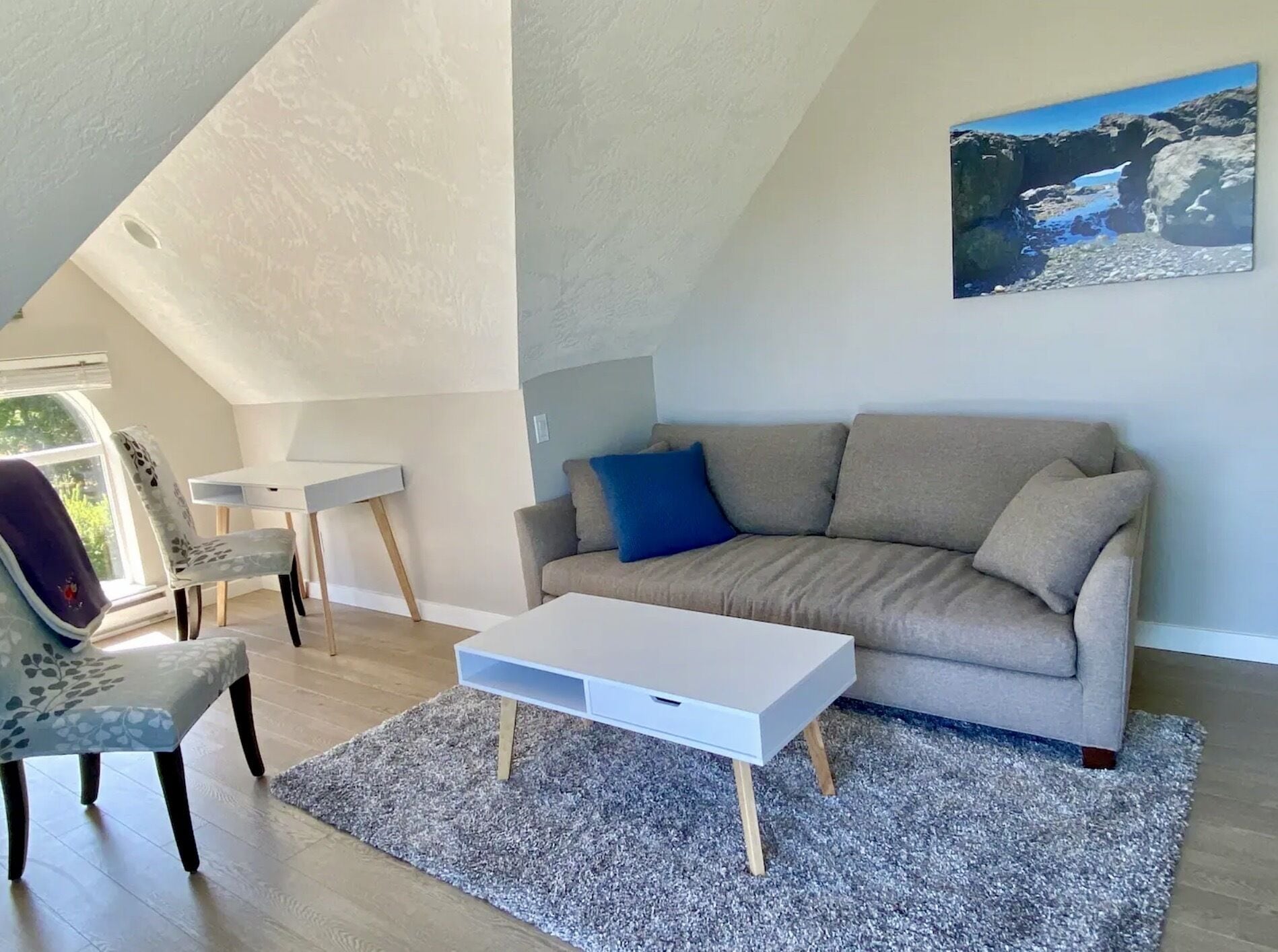 Cozy and Private West Coast Home