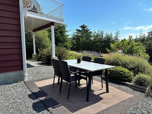 Outdoor dining - Cozy and Private West Coast Home (Sooke)