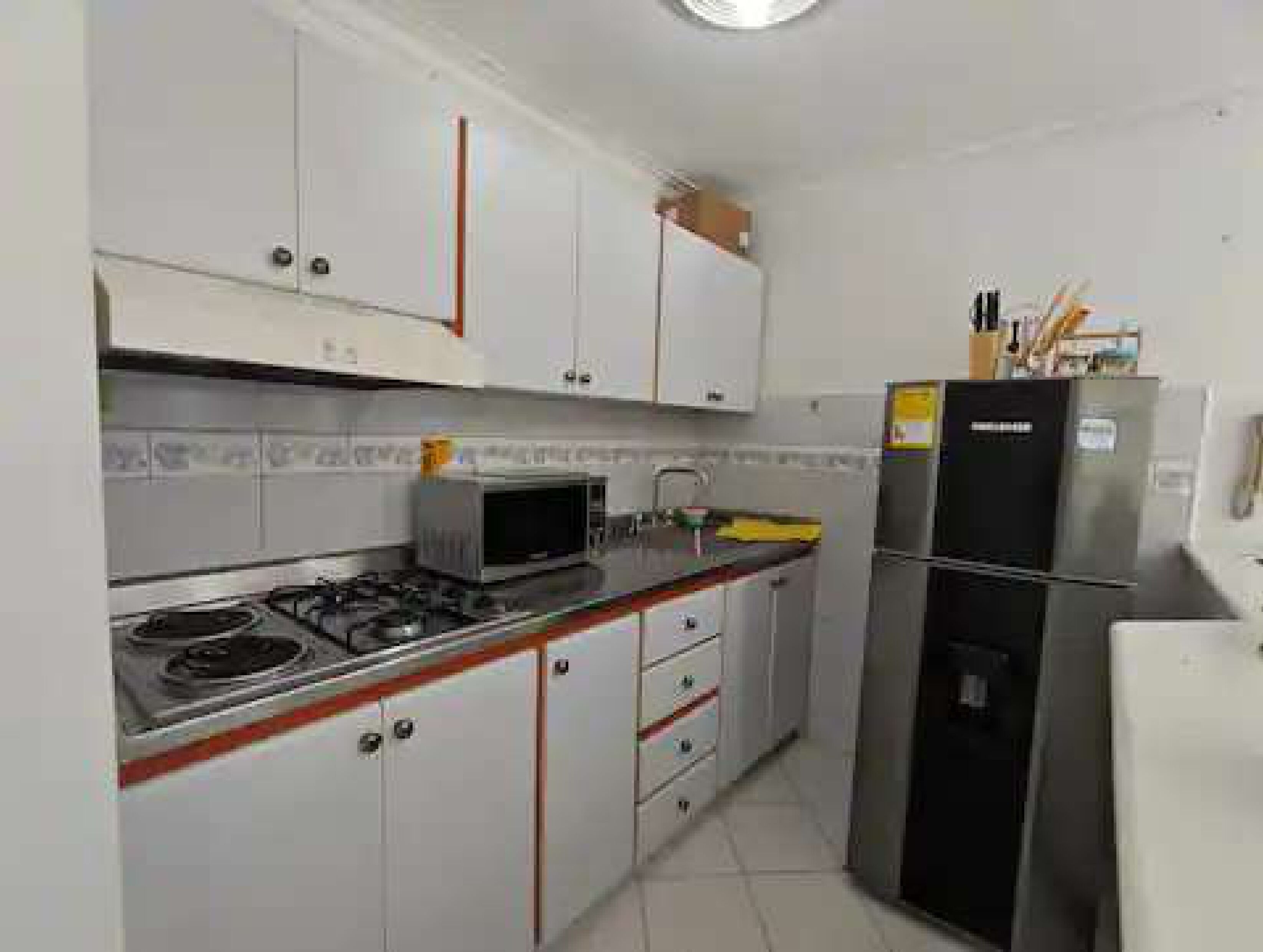 Kühlschrank, Mikrowelle, Wasserkocher mit Kaffee-/Teezubehör