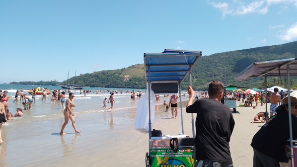 Una spiaggia nelle vicinanze