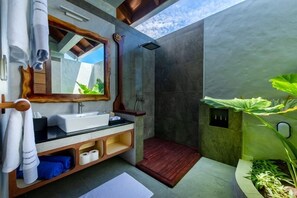 Signature-Dreibettzimmer, Poolblick | Badezimmer | Dusche, Regendusche, kostenlose Toilettenartikel, Haartrockner