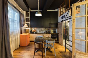 Frigorífico, microondas, horno y placa de cocina