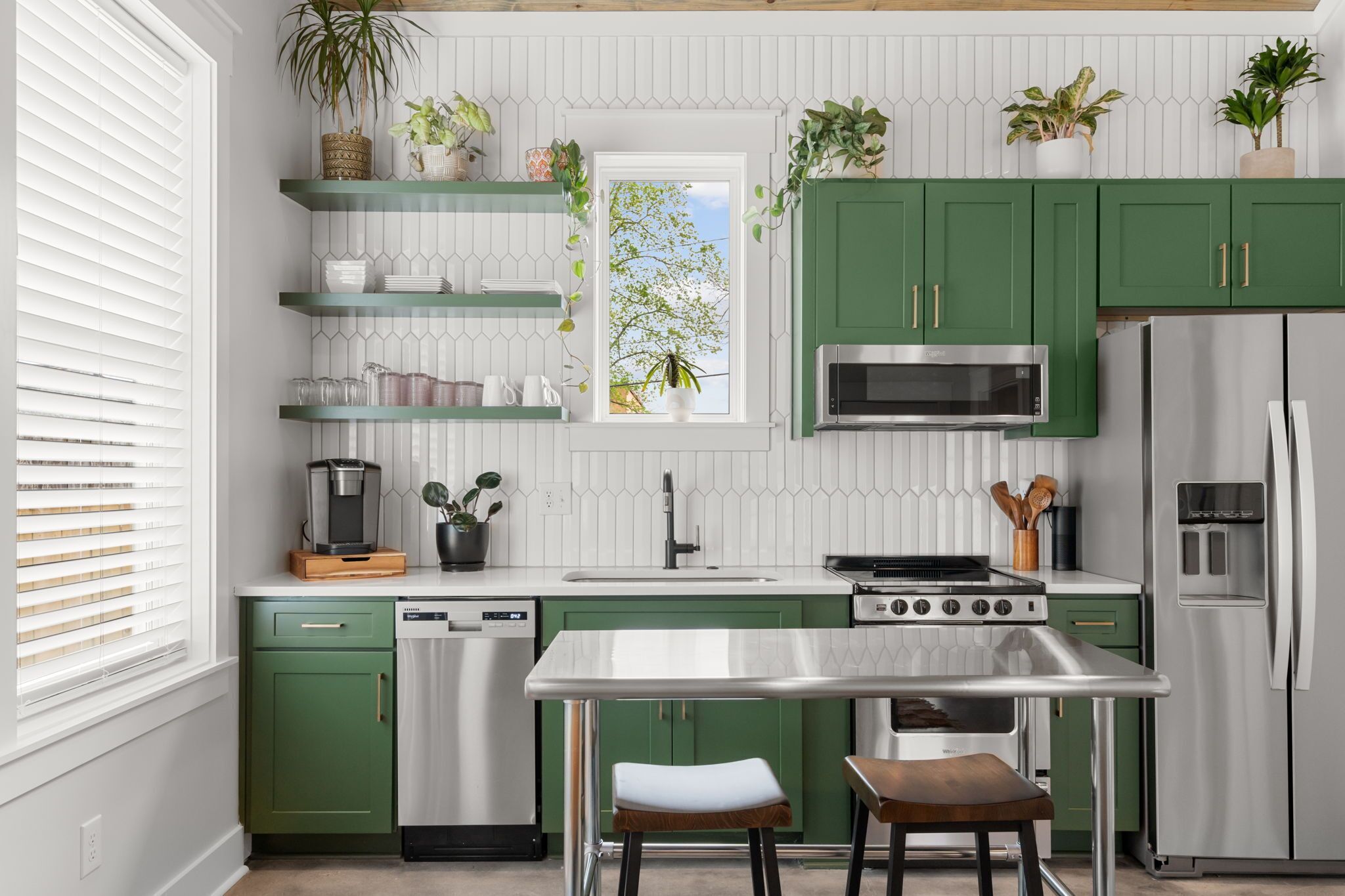 10 mins to Broadway! Private Guest House w/patio; Walkable to coffee & bars. 