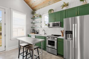 Réfrigérateur, four à micro-ondes, un four, surface de cuisson