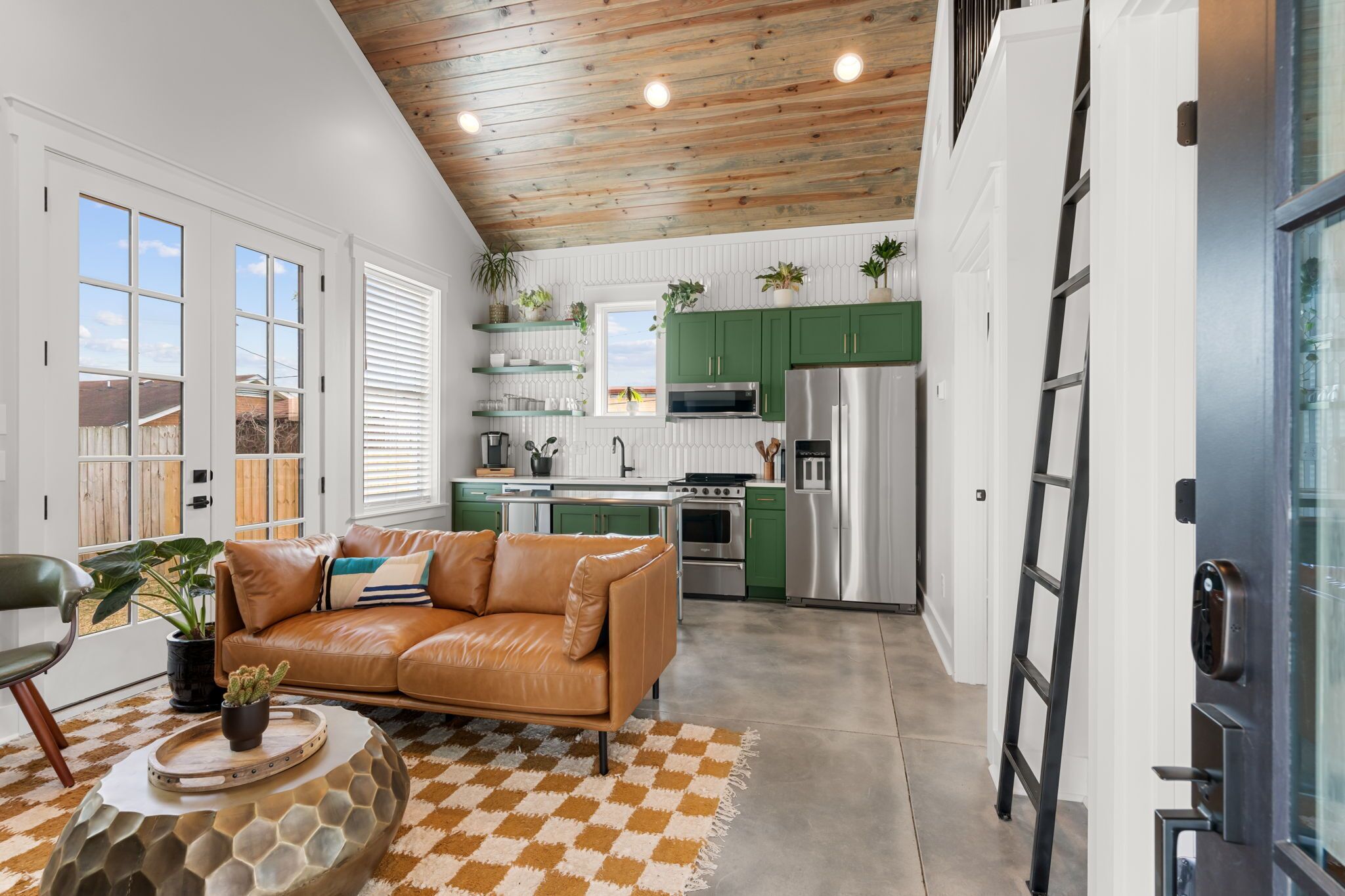 10 mins to Broadway! Private Guest House w/patio; Walkable to coffee & bars. 