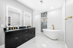 Towels, toilet paper - Cozy blue house (Atlanta)