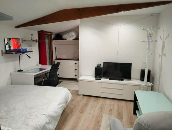 1 bedroom, bed sheets