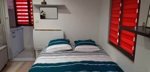 1 bedroom, bed sheets