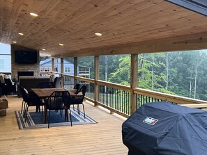 Outdoor dining - NEW Nolin Lake - Mammoth Cave area, Lake Front with Lake Access Lake Home (Leitchfield)