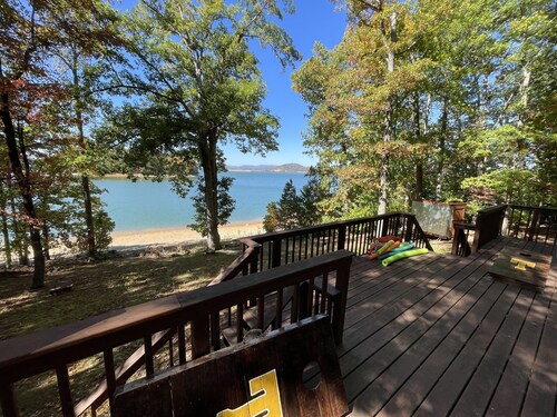 Dog Friendly Lakefront Cabin with Amazing Sunset Views & New Boat dock. 