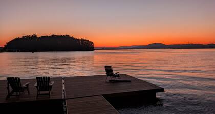 Dog Friendly Lakefront Cabin with Amazing Sunset Views & New Boat dock.