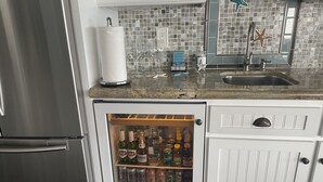 Ein kleiner Kühlschrank mit Gefrierfach und einer Auswahl an Getränken.
