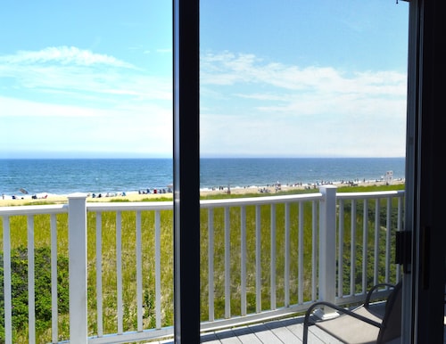 Oceanfront Condo with panoramic views
