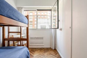 3 chambres, bureau, fer et planche à repasser, lit parapluie