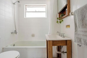 Secador de cabelo, bidê, toalhas de banho, sabonete