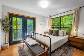 4 slaapkamers, een bureau, een strijkplank/strijkijzer, gratis wifi