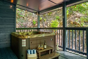 Outdoor spa tub