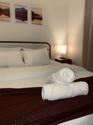 Entire Townhome! near airport, restaurants, and trails! Small back yard!