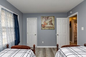 3 bedrooms, iron/ironing board, WiFi, bed sheets - Cozy Raleigh Escape 3BR Outdoor Escape (Garner)