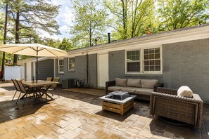 Outdoor dining - Cozy Raleigh Escape 3BR Outdoor Escape (Garner)