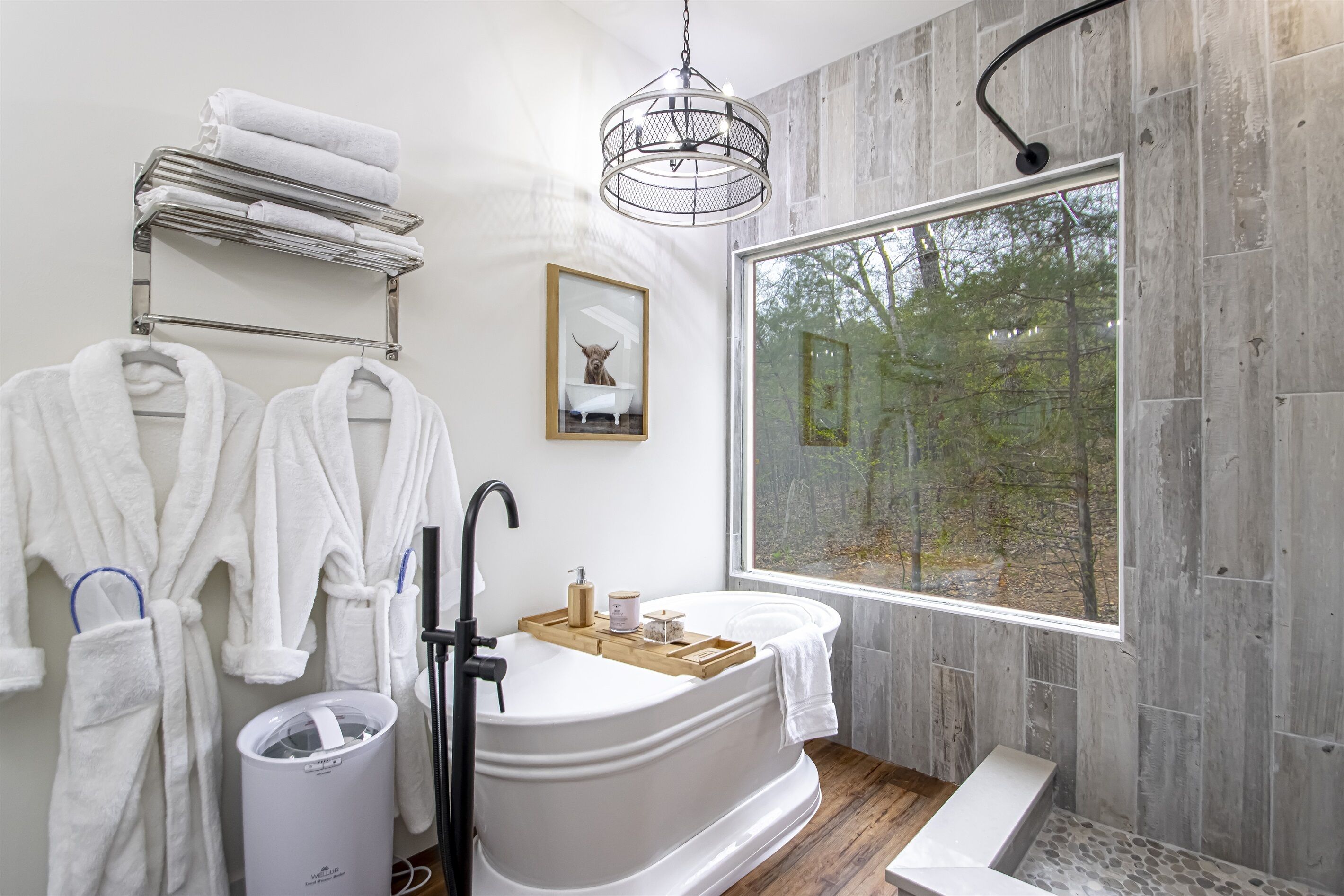 Badewanne, Haartrockner, Handtücher