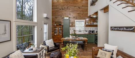 Smart TV, chimenea y libros