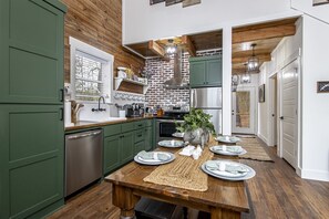 Fridge, microwave, oven, stovetop - Couples Tree Loft  Rock Hot Tub Buffalo River (St Joe)