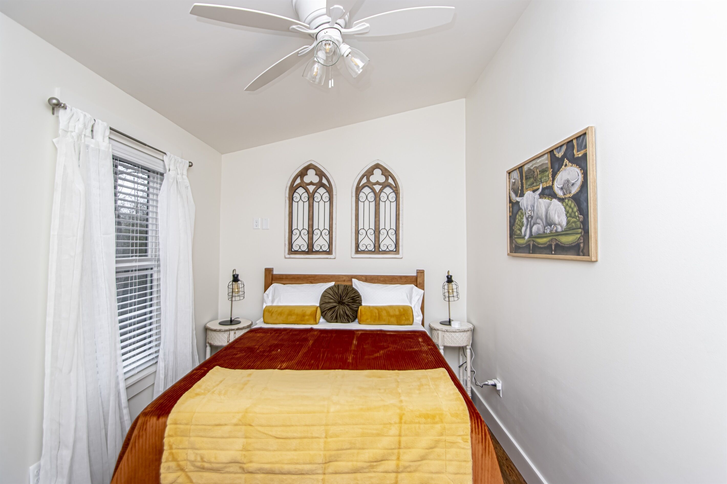 3 bedrooms, iron/ironing board, WiFi, bed sheets