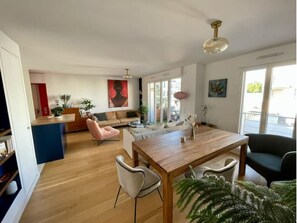 Books - Stunning apartment with balcony to visit Paris (Clichy)