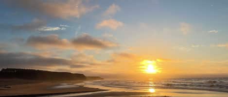 Chaises longues, serviettes de plage