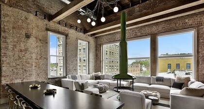 NEW!!! 6 BR + 5 Bath Penthouse Overlooking Downtown. 1 mile from Buffalo Trace