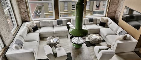 Smart TV, fireplace, stereo